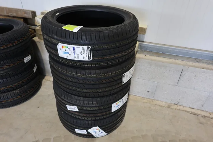 Barum Bravuris 5 - HM Sommerreifen Set Größe: 235/45 R 19 XL